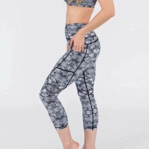 ZYIA ACTIVE Cobra Metallic‎ Pocket Light N Tight Hi Rise Capri Size 4 - Picture 1 of 11